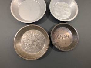 lot 114 image: Lot of 4 Vintage and Commercial Aluminum Pie Tins