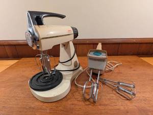 lot 128 image: Sunbeam Mixmaster Model 2360 Stand Mixer and HMD-1 Hand Mixer Set