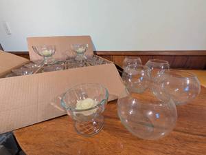 lot 129 image: Lot of 15 Libbey 17 oz Supreme Glass Vases and 5 Rose Vases