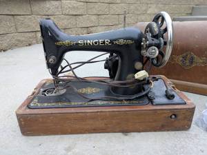lot 172 image: Vintage Singer Electric Sewing Machine with Wooden Case