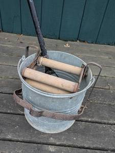 lot 183 image: Vintage Metal Mop Bucket with Wringer and Handle