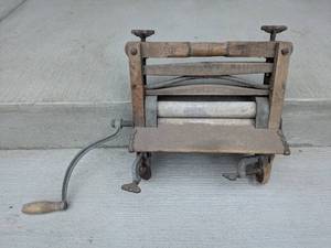 lot 188 image: Antique Hand-Crank Clothes Wringer with Wooden Frame