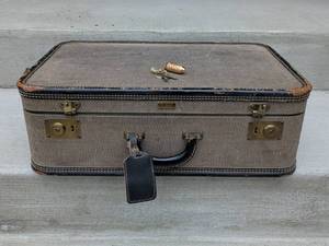lot 190 image: Vintage Oshkosh Luggage Suitcase with Sewing Kit Keychain