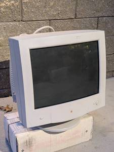 lot 194 image: Apple Multiple Scan 720 Display Model M4552 CRT Monitor