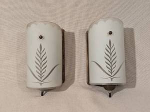 lot 229 image: Pair of Vintage Etched Glass Decorative Wall Sconces
