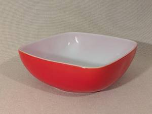 lot 232 image: Vintage Pyrex Primary Red Square Bowl 525B-025 2.5 Quart
