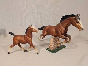 lot 241 image: Vintage Breyer Jumping Horse Bay with Stone Wall and Spice Brown Running Foal Figurines