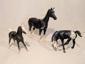 lot 242 image: Set of 3 Vintage Breyer Horses Arabian Mare #202, Arabian Foal #203, and Black Blanket Appaloosa Scratching Foal #168