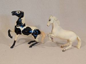 lot 246 image: Set of 2 Vintage Breyer Horse Figurines Lipizzan Stallion and Black Pinto