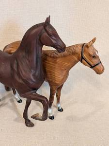 lot 247 image: Set of 2 Vintage Horse Figurines with Wood Grain Finish
