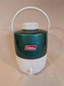 lot 287 image: Vintage Coleman Green and White Water Jug Dispenser