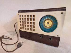 lot 292 image: Emerson Radio and Phonograph Vintage Tube Radio
