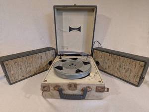 lot 294 image: Vintage Columbia Compact Stereophonic Phonograph Model PH7014S with Speakers