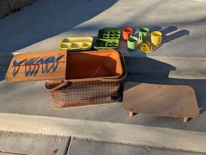 lot 304 image: Vintage Redmon Picnic Basket Set with Utensils, Plates, Mugs, and Egg Carrier