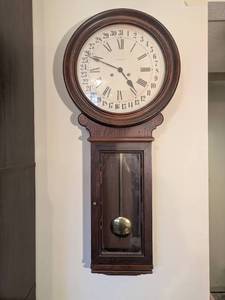 lot 328 image: Howard Miller Barwick Model 4923 Eight Day Wind Pendulum Wall Clock