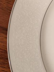 lot 105 image: Empress Crown Victoria Collection Fine China 74-Piece Set