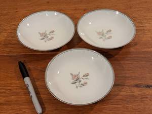 lot 106 image: Set of 3 Noritake China 5605 Margot Pattern Bowls