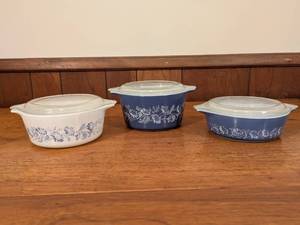 lot 108 image: Set of 3 Vintage Pyrex Mixing Bowls with Lids Floral Blue and White