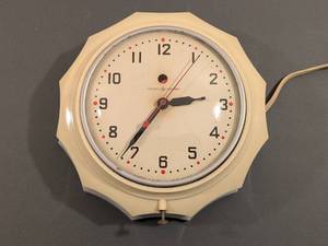 lot 112 image: Vintage General Electric Kitchen Wall Clock Model 2H08