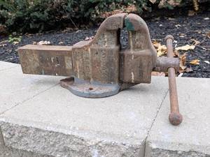 lot 146 image: Vintage Columbian Vise, 4 Jaws, All Original, 34 Pounds, USA Made