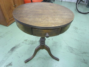 lot 44 image: Antique Table