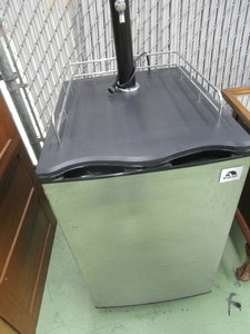 lot 51 image: Igloo Kegerator