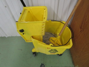 lot 101 image: Rubbermaid Mop Bucket
