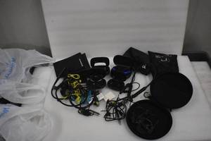 lot 3 image: Wireless and corded Ear Buds