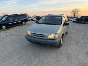 lot 18 image: 2000 Toyota Sienna