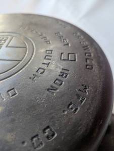 Griswold Dutch Oven - Highly collectible hard to find in such excellent condition - No. 9 Tite-tip Dutch