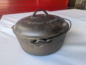 Griswold Dutch Oven - Highly collectible hard to find in such excellent condition - No. 9 Tite-tip Dutch