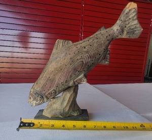lot 16 image: Beautiful wooden carving of a fish