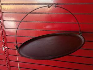lot 32 image: 14B Wagner Vintage cast iron round griddle with wire handle - from 1924