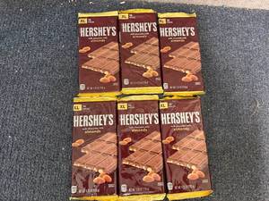 lot 258 image: 6 HersheyS Almond Bars