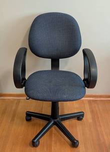 lot 104 image: ML - Adjustable Office Chair with Armrests and Rolling Base