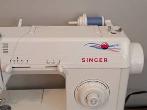 lot 110 image: ML - Singer 2517C Sewing Machine with Manual - Powers On