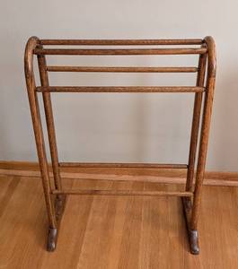 lot 115 image: BR - Vintage Wooden Quilt Rack Stand