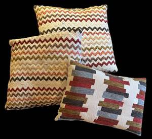lot 30R image: LR - Set of 3 Accent Pillows with Textured Pattern