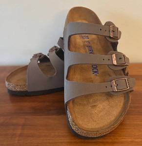 lot 45R image: LR - Birkenstock Soft Footbed Sandals Size 37