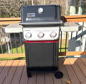 lot 152R image: BY - Weber Spirit 3-Burner Gas Grill with Side Shelves