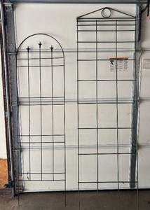 lot 160R image: G - Set of 2 Metal Garden Trellises