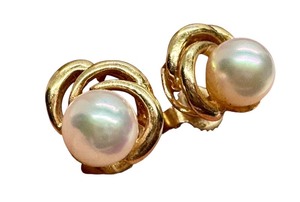 lot 16J image: 14k Gold Pearl Stud Earrings