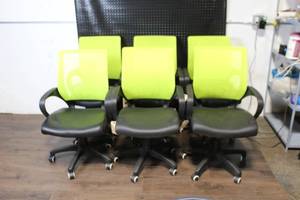 lot 1 image: Set of 6 Green Mesh Back Rolling Office Chairs