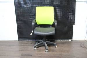 lot 3 image: Green Mesh Back Black Seat Office Chair with Adjustable Height
