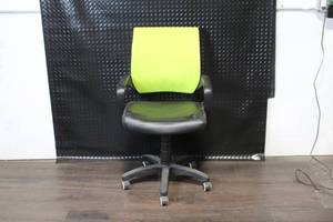 lot 5 image: Green Mesh Office Chair with Black Cushioned Seat and Wheels