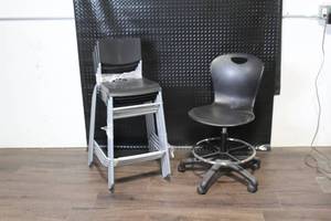 lot 7 image: Set of 5 Stackable Metal Frame Chairs and 1 Adjustable Rolling Office Chair
