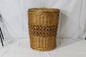 lot 20 image: Large Wicker Laundry Hamper Basket with Lid