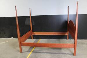 lot 132 image: Amish Heritage Four Poster Full Size Bed Frame, Cherry Wood