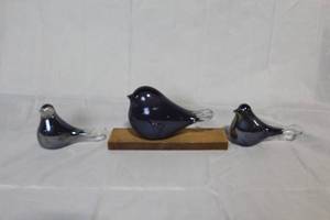 lot D-179 image: Set of 3 Hand-Blown Glass Bird Figurines with Wooden Stand