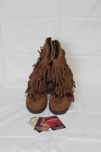 lot 196 image: Manitobah Mukluks Brown Fringe Suede Boots Size 7